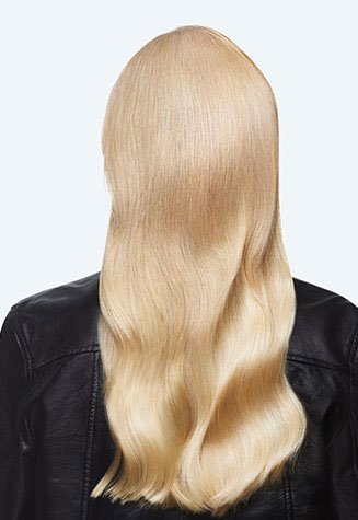 דוגמנית מציגה שיער בלונדיני אחרי שימוש בשמפו מזין לשיער יבש