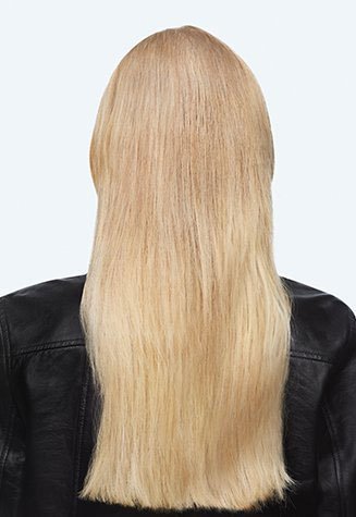 דוגמנית מציגה שיער בלונדיני לפני שימוש בשמפו מזין לשיער יבש