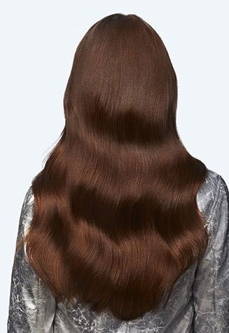 דוגמנית מציגה שיער חום ארוך ומבריק אחרי שימוש במוצרי גליקוליק גלוס