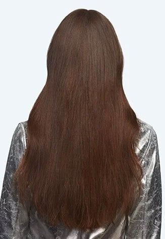 דוגמנית מציגה שיער חום ארוך לפני שימוש במוצרי גליקוליק גלוס