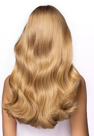 דוגמנית מציגה שיער בלונדיני אחרי שימוש בשמפו חומצה היאלורונית