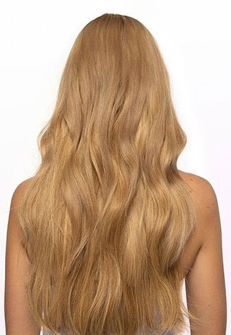 דוגמנית מציגה שיער בלונדיני לפני שימוש בשמפו חומצה היאלורונית