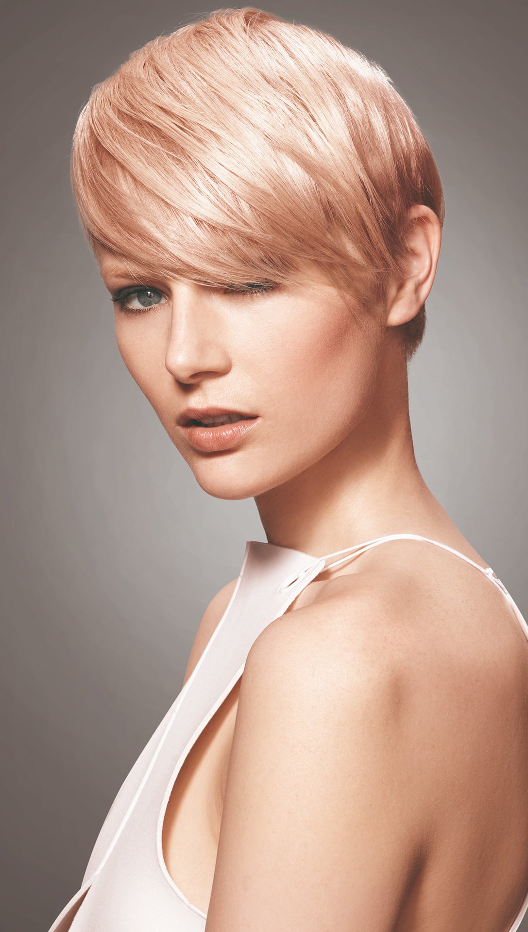 דוגמנית מציגה שיער בלונדיני צבוע מלא ברק