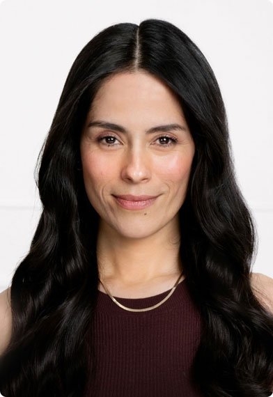 דוגמנית מציגה שיער צבוע בשורשים לאחר השימוש בספריי מג'יק ריטאצ'