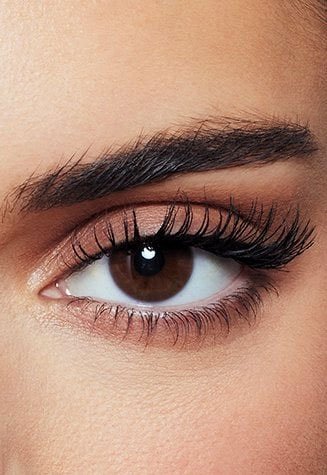 דוגמנית מציגה ריסים אחרי שימוש במסקרה פנורמה