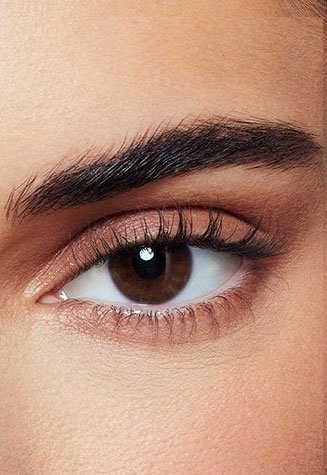 דוגמנית מציגה ריסים לפני שימוש במסקרה פנורמה