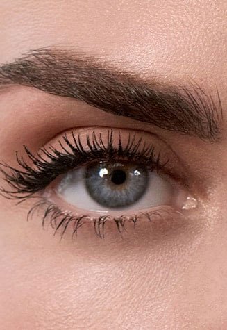 דוגמנית מציגה ריסים אחרי שימוש במסקרה ביג דיל