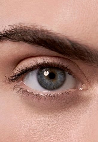 דוגמנית מציגה ריסים לפני שימוש במסקרה ביג דיל