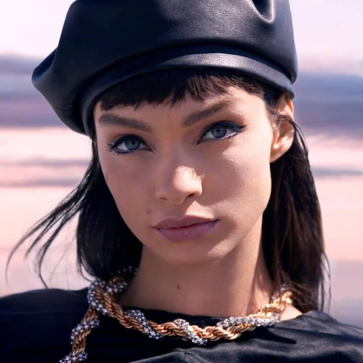 דוגמנית מציגה איפור עיניים עם אייליינר פרפקט סלים