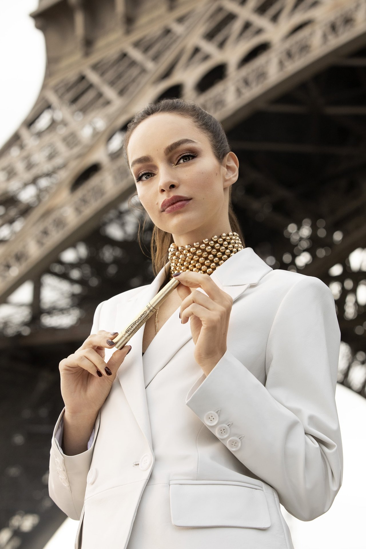 דוגמנית מציגה את מסקרה טלסקופיק