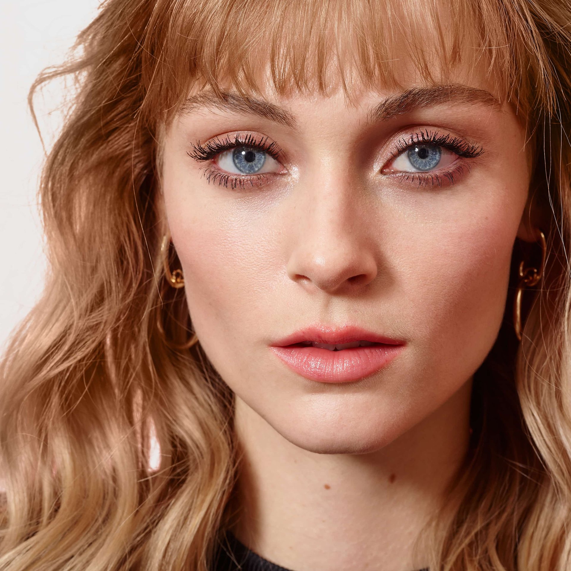 דוגמנית מציגה עיניים בעיפור מסקרה ווליום מיליון לאשס