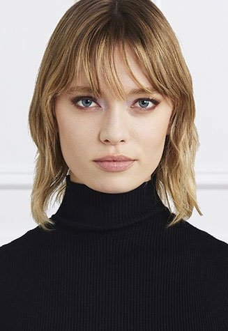 דוגמנית מציגה פנים אחרי שימוש בפודרה Fresh Wear