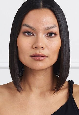 דוגמנית מציגה פנים אחרי איפור במייק-אפ אינפלייבל פרש וור