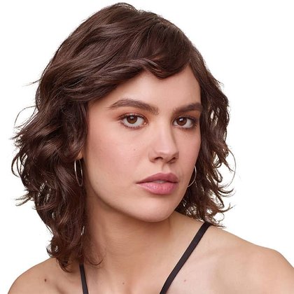 דוגמנית המציגה פנים עם מייק-אפ בגוון 145 Rose Beige