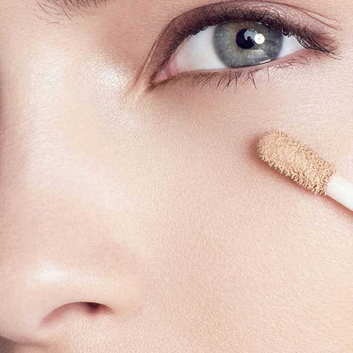 דוגמנית מציגה שימוש בקונסילר טרו מאצ'