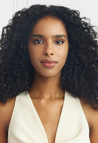 דוגמנית מציגה איפור פנים אחרי שימוש במייק-אפ True Match