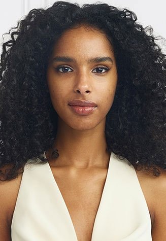 דוגמנית מציגה פנים לפני שימוש במייק-אפ True Match