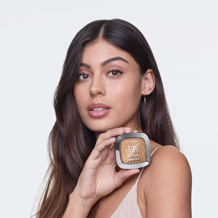 דוגמנית מציגה פודרה טרו מאץ'