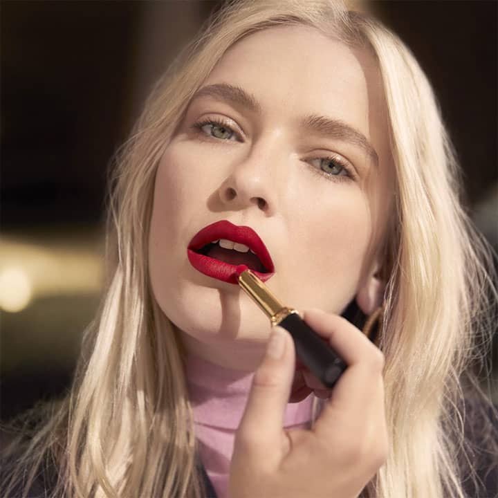 דוגמנית מציגה את שפתון קולור ריש סלים מאט