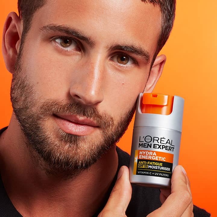 גבר מחזיק קרם לחות Hydra Energetic SPF15