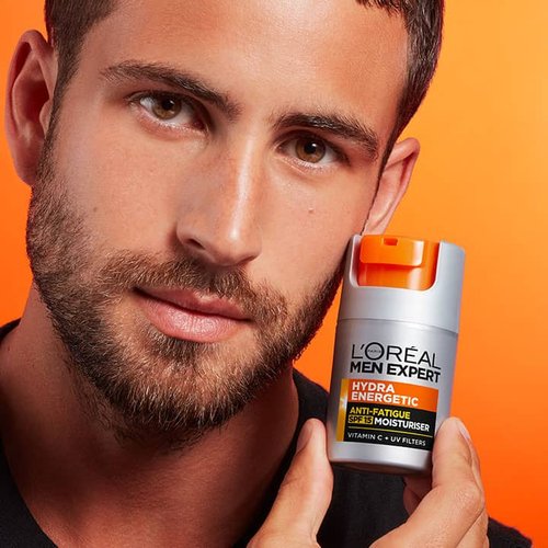 גבר מחזיק קרם לחות Hydra Energetic SPF15